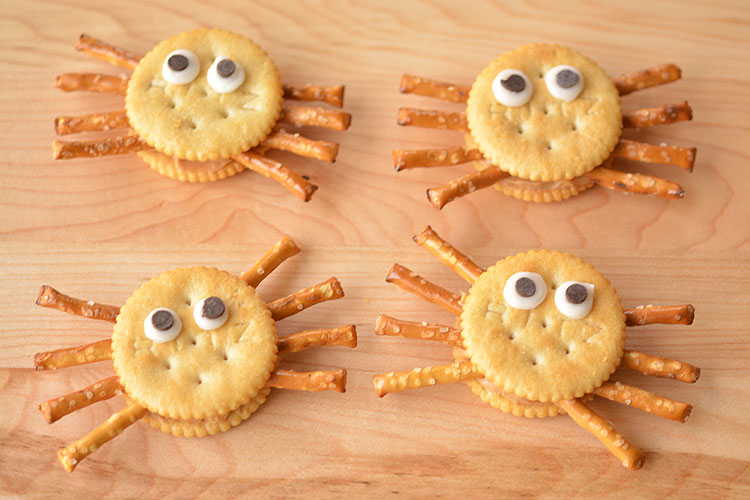 These Ritz spider crackers are so easy! They don't take any more time to make than a sandwich, but they are SO CUTE!