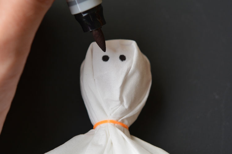 These lolly pop ghosts are SO CUTE! They're super easy and make a fun treat for a Halloween party or to send to school on Halloween!