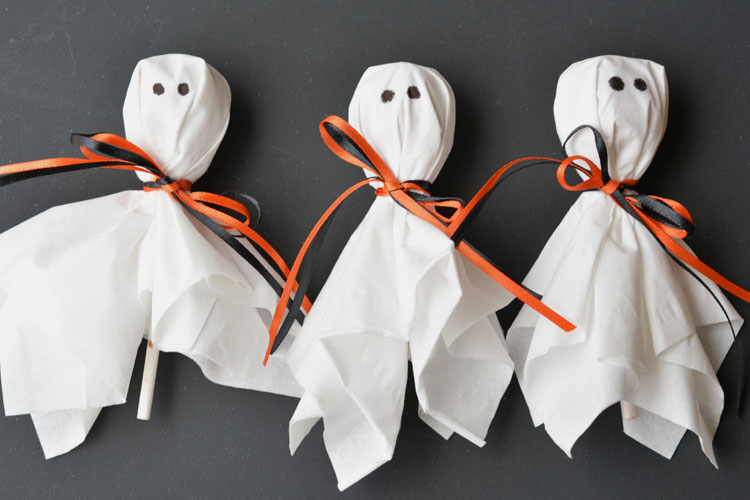 These lolly pop ghosts are SO CUTE! They're super easy and make a fun treat for a Halloween party or to send to school on Halloween!