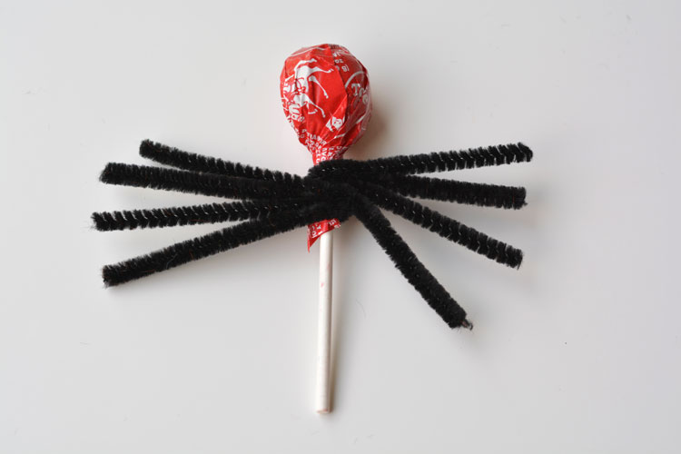 These lolly pop spiders are SO SIMPLE and look adorably creepy! They'd make great party favours or a fantastic treat to send to school on Halloween!