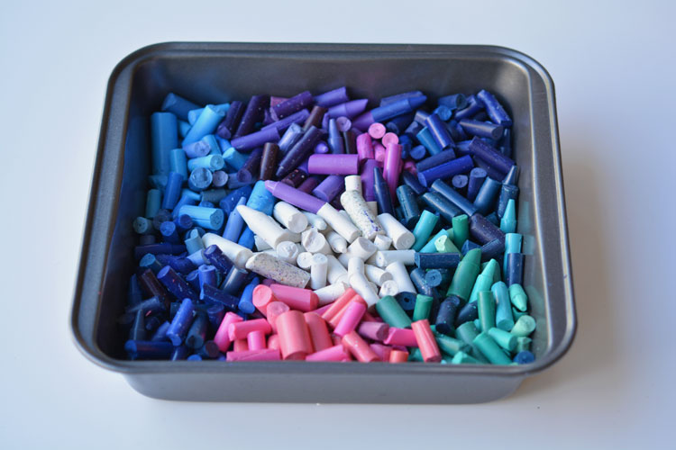 These cookie cutter crayons are SO PRETTY! What a great way to use up leftover crayon pieces! Wouldn't they make amazing birthday party favours?!