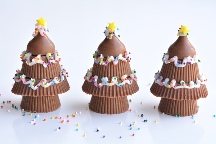 These peanut butter cup Christmas trees are SO CUTE! They'd make a great dessert or treat, and can even be wrapped up to give as a party favour!