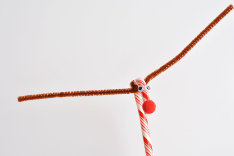 Do you remember making these candy cane reindeer when you were a kid?! They're so cute and SO EASY! What a great holiday craft to do with the kids!