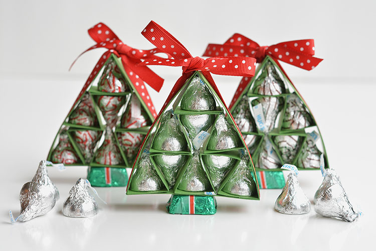 These Hershey's Kisses Christmas Trees are SO ADORABLE and they're really easy to make! They're a great alternative to a box of chocolates, and way cuter!