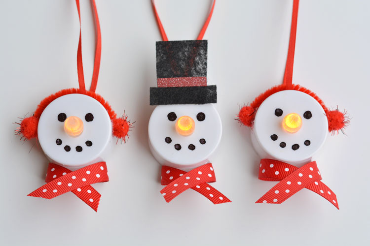 BUTTON SNOWMAN ORNAMENTS - Button eyes and snug scarves make these the cutest snowman craft for kids to make this Winter. A thrifty recycled Christmas and Winter craft for kids. #snowman #snowmancrafts #buttoncrafts #kidscrafts #ornaments #christmas #christmascrafts #winter #wintercrafts #recycledcrafts #wintercraftsforkids #craftideasforkids #kidscraftroom
