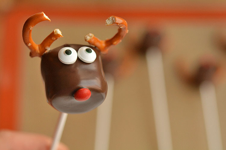 These chocolate covered marshmallow reindeer are so cute and SO EASY! And if you use dark chocolate, they actually taste amazing too! Simple and adorable!