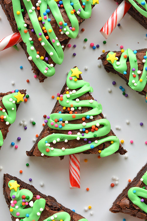 These Christmas Tree Brownies are SO EASY and they look adorable! Wouldn't they make a great treat to take to a Christmas party?!