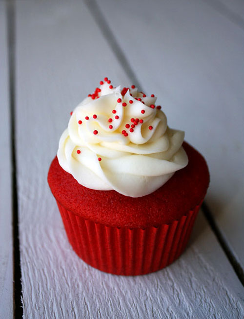 30+ Easy Christmas Cupcake Ideas - Red Velvet Cupcakes with Cream Cheese Frosting