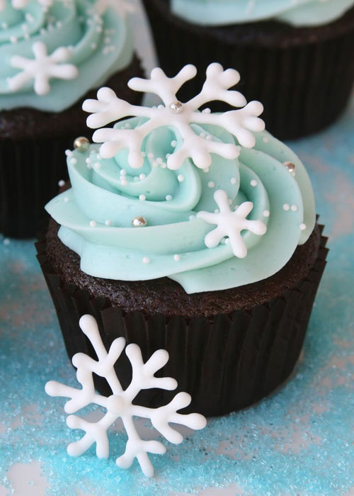 30+ Easy Christmas Cupcake Ideas - Snowflake Cupcakes
