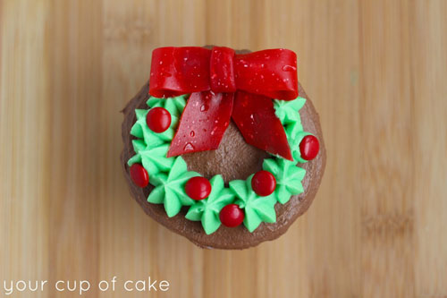 30+ Easy Christmas Cupcake Ideas - Wreath Cupcakes