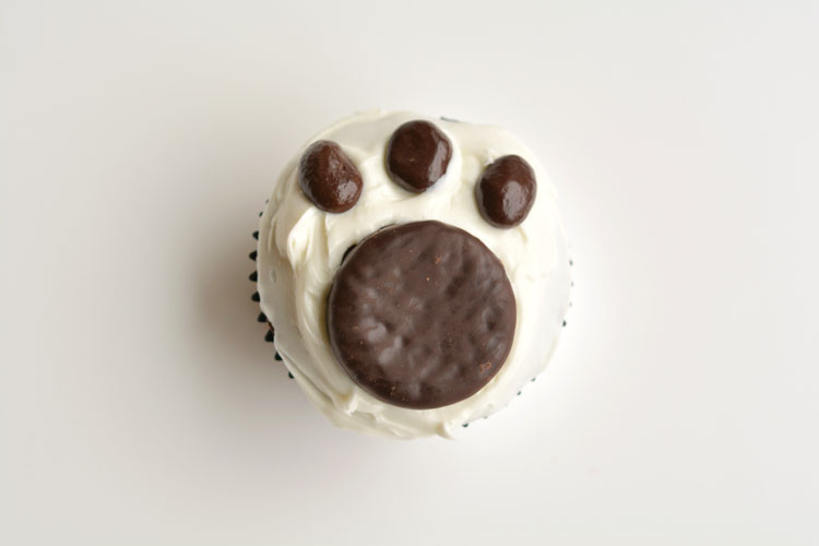 These polar bear paw cupcakes are easy to make and they look ADORABLE! They'd be great for a Christmas party, teddy bear picnic, or as a fun winter treat!