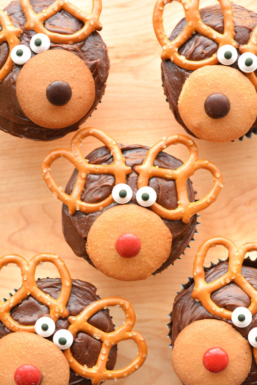 These reindeer cupcakes are SO EASY and fun to make! They'd be great for a school party, a Christmas potluck, or just as a fun treat to make with the kids when school's out!