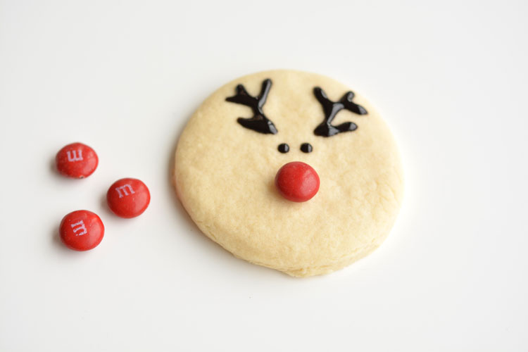 These reindeer sugar cookies are really easy to make and they look ADORABLE! The cookie recipe is so good! Perfectly even cookies, with no chilling required!