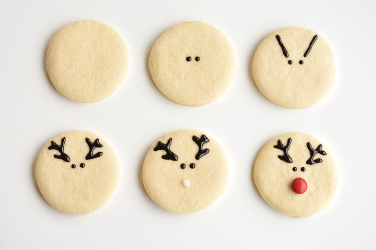 These reindeer sugar cookies are really easy to make and they look ADORABLE! The cookie recipe is so good! Perfectly even cookies, with no chilling required!