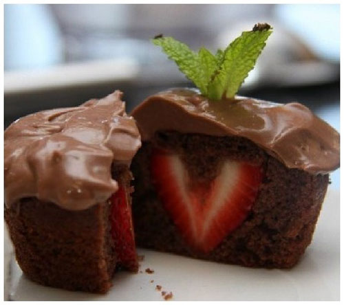 35+ Valentine's Day Cupcake Ideas - Chocolate Pudding and Strawberry Cupcakes