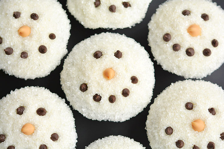 These easy snowman cupcakes would be PERFECT for a winter birthday party, a Christmas party, or just a fun baking activity with the kids! So cute and easy!