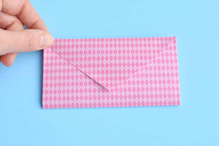 These heart envelopes are perfect for Valentine's Day, but simple (and cute) enough that you can use them year round! SO EASY - only four folds! 
