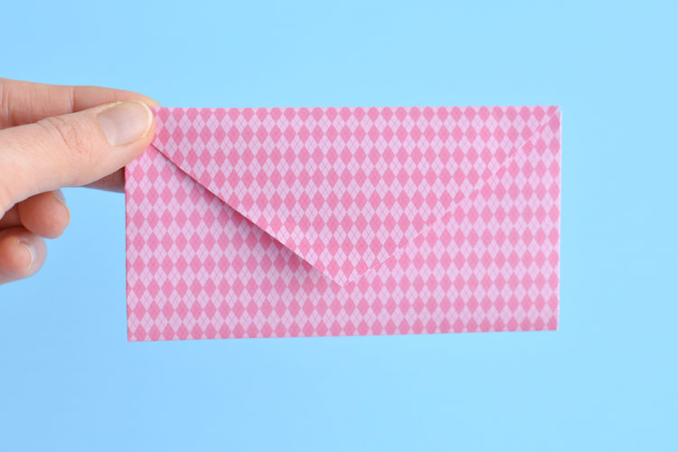These heart envelopes are perfect for Valentine's Day, but simple (and cute) enough that you can use them year round! SO EASY - only four folds! 