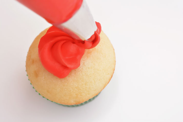 These red rose cupcakes are SO PRETTY and they're really easy to make! Wouldn't they be beautiful for Valentine's Day or Mother's Day? 