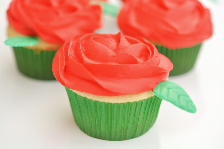 These red rose cupcakes are SO PRETTY and they're really easy to make! Wouldn't they be beautiful for Valentine's Day or Mother's Day? 