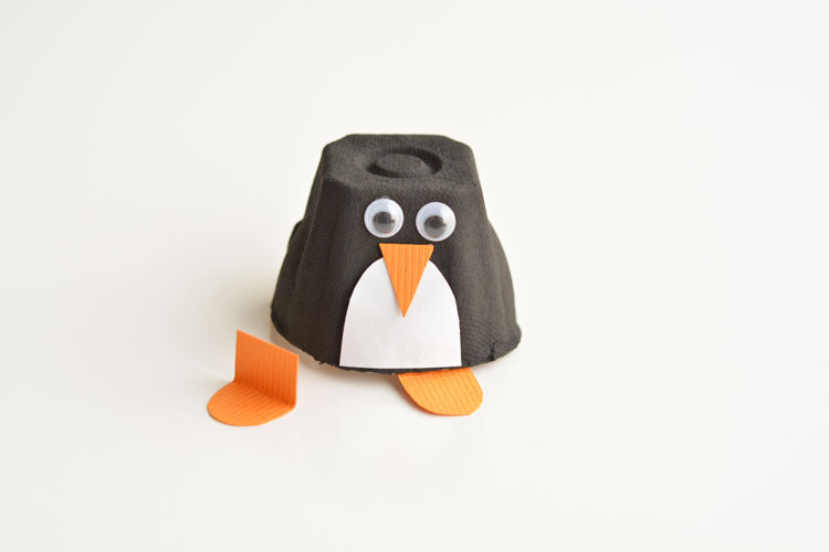 These egg carton penguins are such a fun winter craft to make with the kids! And don't they look adorable?! What a great activity for a snow day!