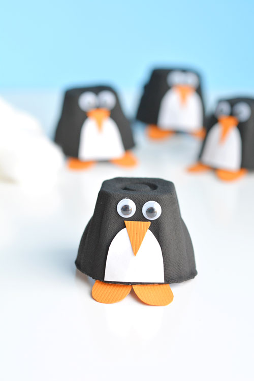 These egg carton penguins are such a fun winter craft to make with the kids! And don't they look adorable?! What a great activity for a snow day!