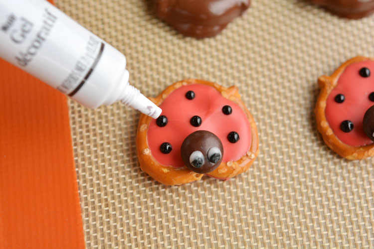 These pretzel ladybugs and bumblebees make an ADORABLE spring treat! They are easy to put together and are perfect for a spring birthday or class party!!