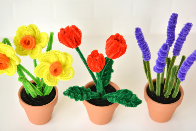 These pipe cleaner daffodils and tulips have to be the PRETTIEST pipe cleaner craft I've ever seen! And they're SO EASY to make!
