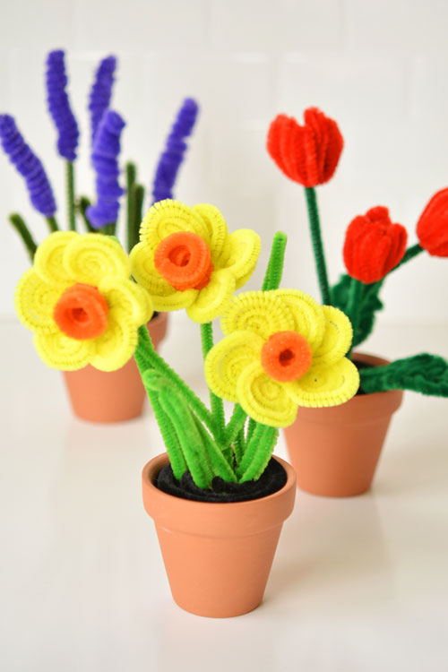 40+ Awesome Pipe Cleaner Crafts - Easy Pipe Cleaner Daffodils and Tulips