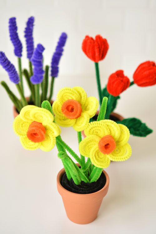 Summer Crafts – Pipe Cleaner Daffodils and Tulips