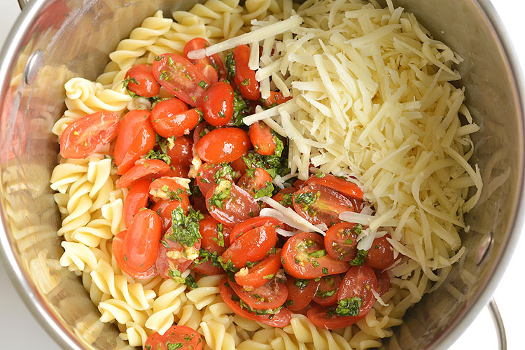 This cherry tomato rotini makes a SUPER EASY summer meal! It's ready in 20 min and you only need one pot! Fresh tomatoes, fresh garlic and fresh basil. Mmmm...