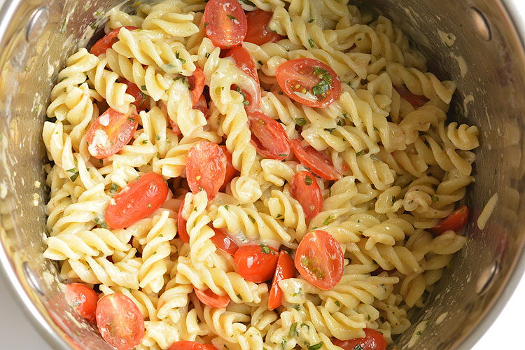 This cherry tomato rotini makes a SUPER EASY summer meal! It's ready in 20 min and you only need one pot! Fresh tomatoes, fresh garlic and fresh basil. Mmmm...