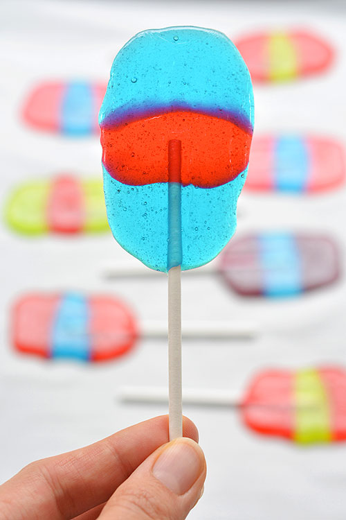 These Jolly Rancher lollipops are SO EASY to make and they are so fun! Such a great party favour idea or even just a fun activity for a summer afternoon!