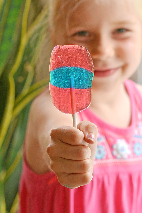 These Jolly Rancher lollipops are SO EASY to make and they are so fun! Such a great party favour idea or even just a fun activity for a Sunday afternoon!