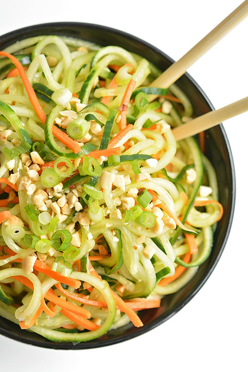 This spicy Thai cucumber salad is soooo good and it uses simple ingredients! It has a touch of sweetness, a hint of spiciness and an awesome Asian flavour!