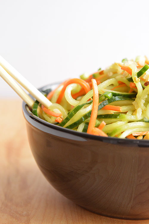 This spicy Thai cucumber salad is soooo good and it uses simple ingredients! It has a touch of sweetness, a hint of spiciness and an awesome Asian flavour!
