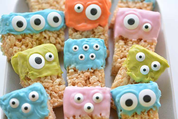 These Rice Krispie Treat Monsters are SO EASY and they're completely adorable! So awesome for Halloween party! Or even a monster birthday party! So fun!