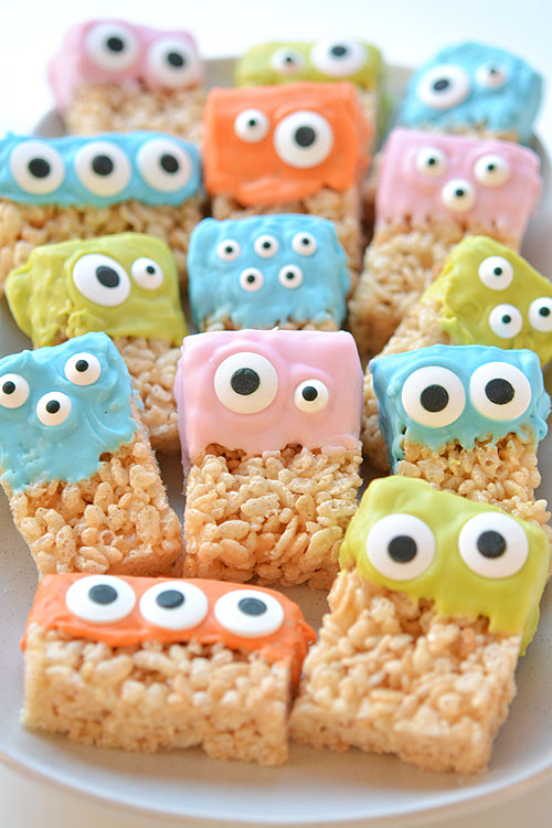 These Rice Krispie Treat Monsters are SO EASY and they're completely adorable! So awesome for Halloween party! Or even a monster birthday party! So fun!