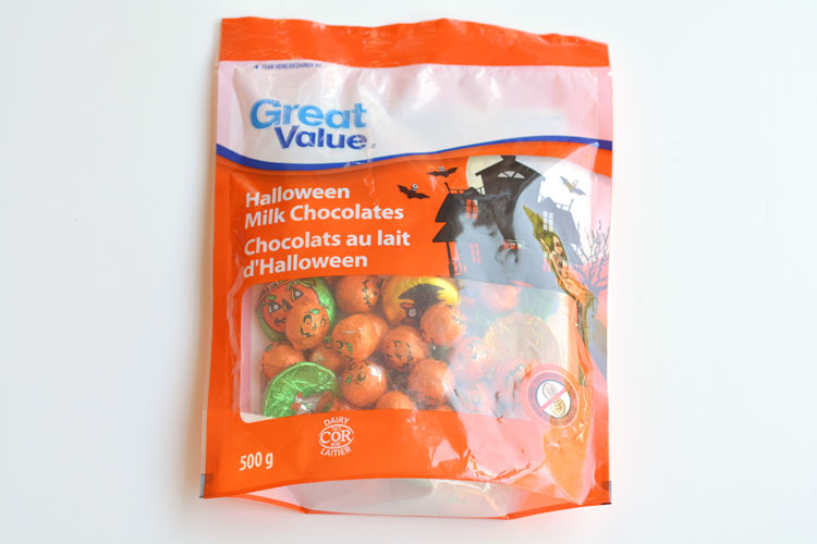 These Halloween candy people are such an ADORABLE and easy treat idea to send to school or give out as party favours! And it's easy to make them peanut free and school safe. So cute!