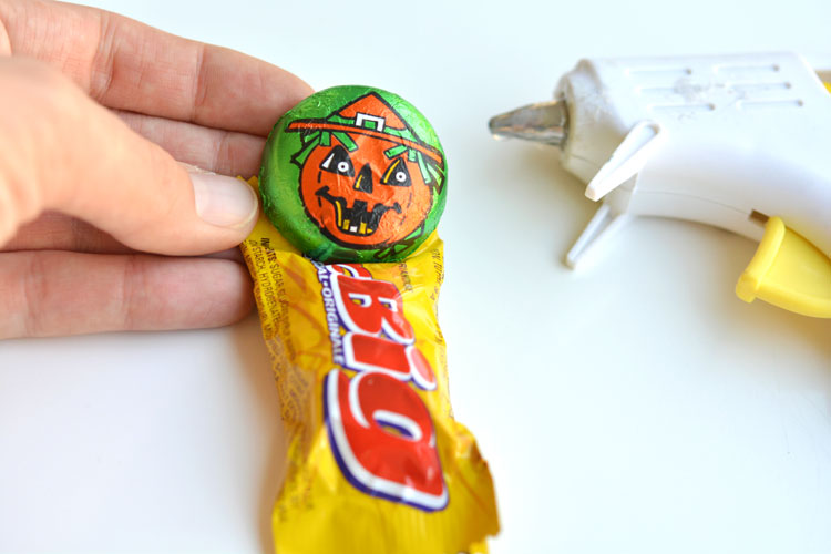 These Halloween candy people are such an ADORABLE and easy treat idea to send to school or give out as party favours! And it's easy to make them peanut free and school safe. So cute!