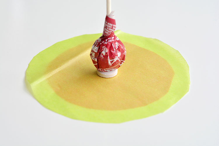 These pumpkin lolly pops are SO EASY to make and they're completely adorable! What a great Halloween party favour idea! Or even a class treat to send to school with the kids!