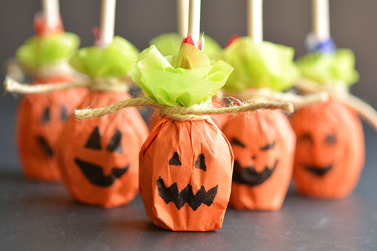 These pumpkin lolly pops are SO EASY to make and they're completely adorable! What a great Halloween party favour idea! Or even a class treat to send to school with the kids!