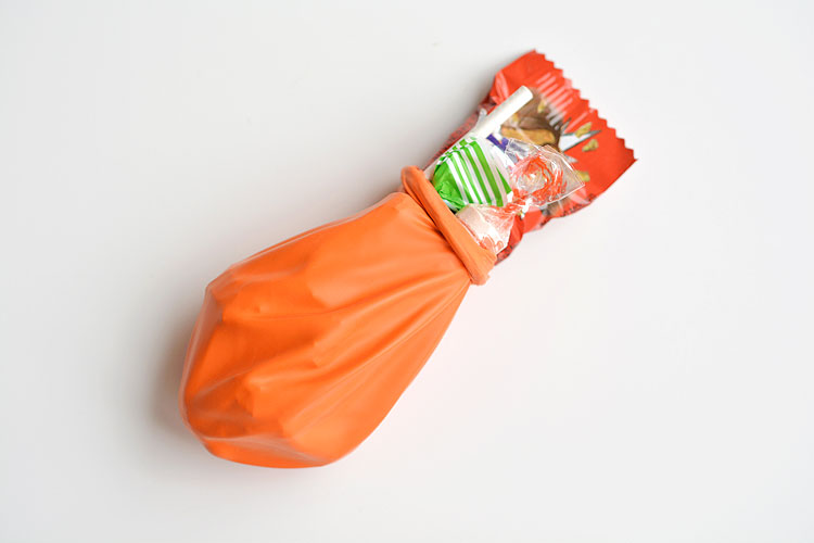 These candy filled pumpkin balloon party favors are PERFECT for Halloween parties! They're super inexpensive and really quick to make! Imagine the party games you could play!