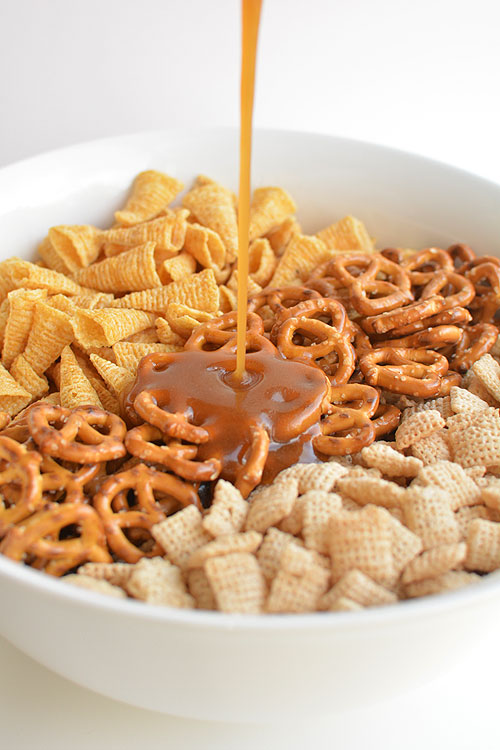 This Halloween harvest hash Chex mix is the PERFECT combination of sweet and salty. It tastes soooo good!! It would be awesome for a Halloween party or even Thanksgiving!