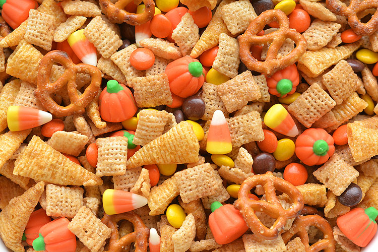This Halloween harvest hash Chex mix is the PERFECT combination of sweet and salty. It tastes soooo good!! It would be awesome for a Halloween party or even Thanksgiving!