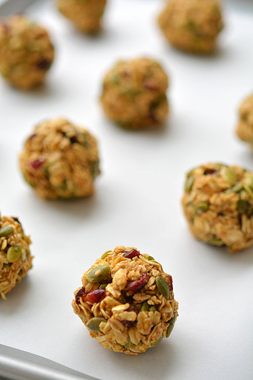 These no-bake pumpkin breakfast bites are SO EASY! Packed with pumpkin, pumpkin seeds and dried cranberries they taste amazing and actually keep you full! Great for breakfast on the go!