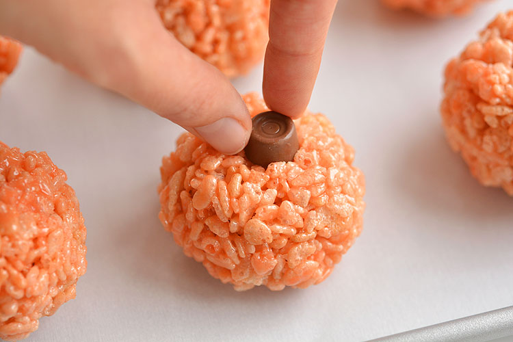 These rice krispie treat pumpkins are ADORABLE and they're really easy to make! They'd be perfect for a Halloween party snack, or even Thanksgiving!