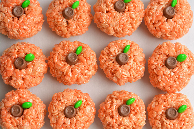 These rice krispie treat pumpkins are ADORABLE and they're really easy to make! They'd be perfect for a Halloween party snack, or even Thanksgiving!
