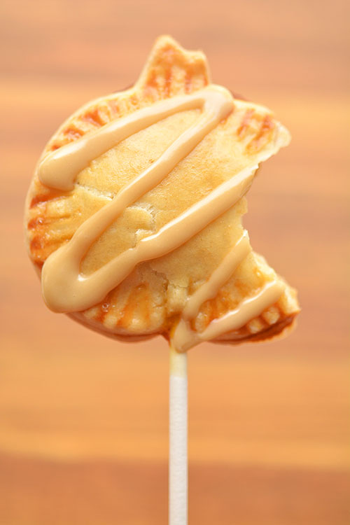 These mini pumpkin pie pops are SO CUTE!! They have all the flavours of pumpkin pie with an amazing maple sugar glaze on top. A perfect treat idea for Halloween or Thanksgiving!