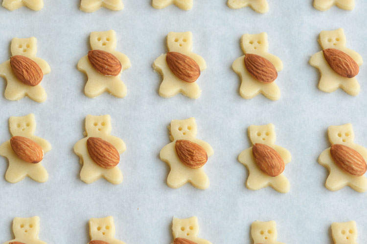 These teddy bear cookies are SO CUTE and they taste amazing!! It looks like they are hugging the almond! They're simple to make and completely adorable!